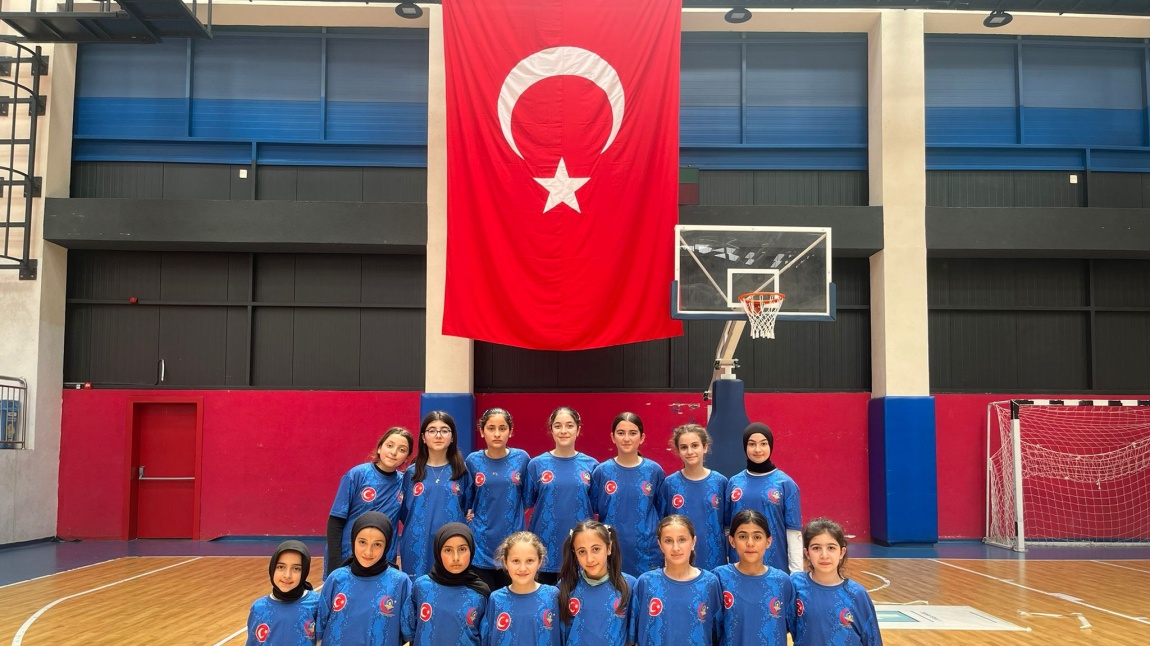 KÜÇÜK KIZLAR SEKSEK BÖLGE BİRİNCİSİ